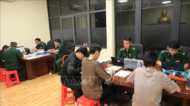 Cán bộ, chiến sĩ Bộ đội biên phòng tỉnh Đồng Nai ghi thông tin các công dân Việt Nam vừa được trao trả về nước. Ảnh: Nhật Bình – TTXVN 