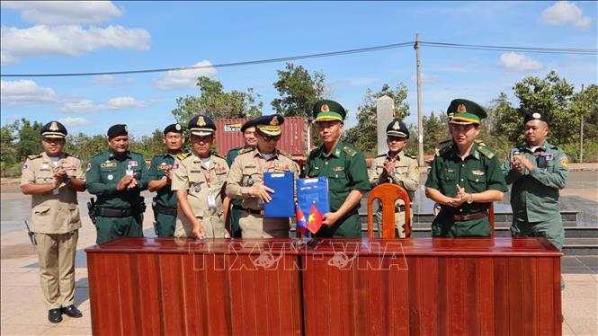 Lực lượng chức năng hai nước ký biên bản bàn giao 63 công dân Việt Nam. Ảnh: Nhật Bình – TTXVN 