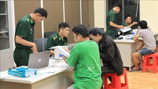 Cán bộ, chiến sĩ Bộ đội biên phòng tỉnh Đồng Nai ghi thông tin các công dân Việt Nam vừa được trao trả về nước. Ảnh: Nhật Bình – TTXVN 