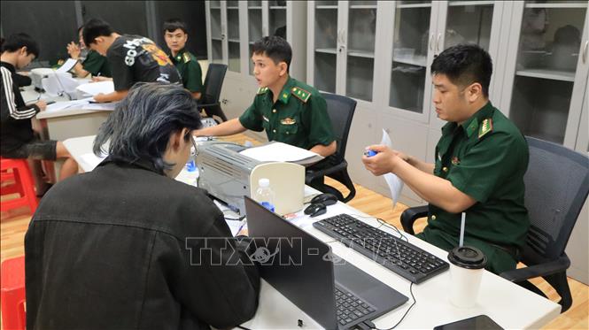 Cán bộ, chiến sĩ Bộ đội biên phòng tỉnh Đồng Nai ghi thông tin các công dân Việt Nam vừa được trao trả về nước. Ảnh: Nhật Bình – TTXVN 