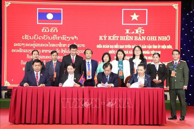 Signing a cooperation document between localities of Vietnam and Laos. VNA/Photo by courtesy