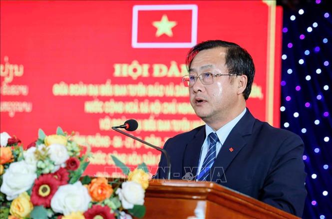 Head of the Dien Bien commission Vu A Bang speaks at the meeting. VNA/Photo by courtesy