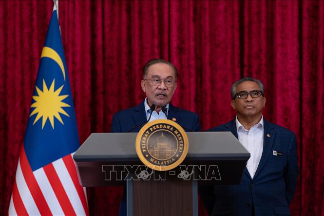 Thủ tướng Malaysia Anwar Ibrahim (trước) phát biểu trong cuộc họp báo tại Putrajaya ngày 16/12/2025. Ảnh: THX/TTXVN