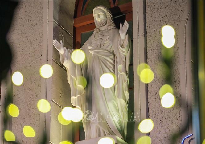 Khu vực Nhà thờ Hàm Long (phường Hai Bà Trưng) lung linh ánh đèn, chuẩn bị đón lễ Giáng sinh 2025. Ảnh: Khánh Hoà - TTXVN