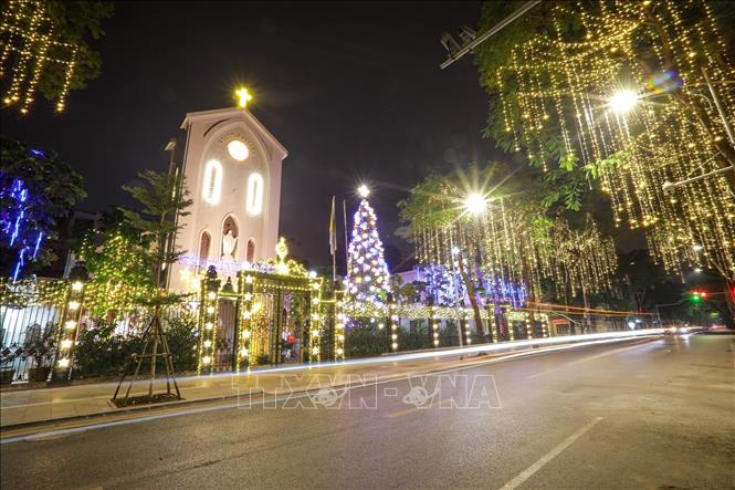 Khu vực Nhà thờ Hàm Long (phường Hai Bà Trưng) lung linh ánh đèn chuẩn bị đón lễ Giáng sinh 2025. Ảnh: Khánh Hoà - TTXVN