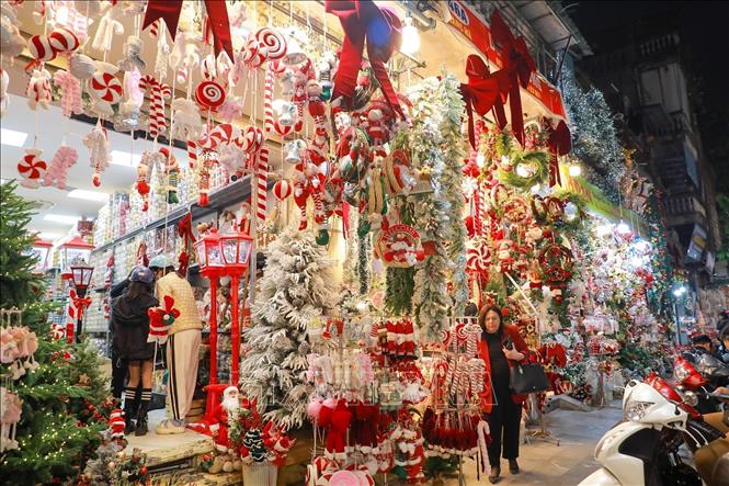 Phố Hàng Mã (phường Hoàn Kiếm) lung linh sắc màu không khí Giáng sinh. Ảnh: Khánh Hoà - TTXVN