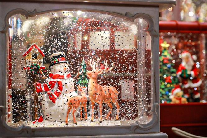 Đồ trang trí Giáng sinh được bày bán trên phố Hàng Mã (phường Hoàn Kiếm). Ảnh: Khánh Hoà - TTXVN