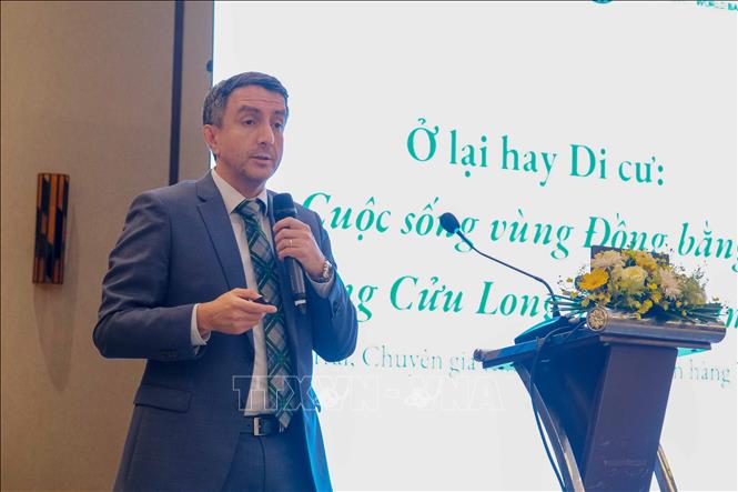 Tiến sĩ Paul A. Corral Rodas, chuyên gia kinh tế cao cấp khu vực Đông Á – Thái Bình Dương của Ngân hàng Thế giới trình bày báo cáo tại hội nghị. Ảnh: Thanh Liêm - TTXVN