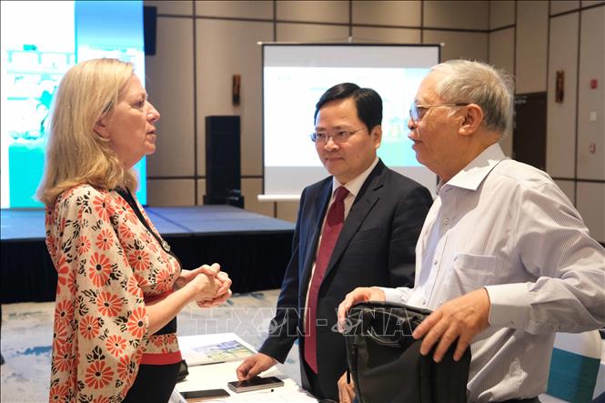 Bà Mariam J. Sherman, Giám đốc Quốc gia Ngân hàng Thế giới tại Việt Nam, Campuchia và Lào trao đổi với các đại biểu bên lề hội nghị. Ảnh: Thanh Liêm - TTXVN