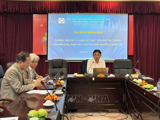 PGS, TS Nguyễn Đức Minh, Phó Chủ tịch Viện Hàn lâm Khoa học xã hội Việt Nam phát biểu khai mạc tọa đàm. Ảnh: Thanh Hương - TTXVN