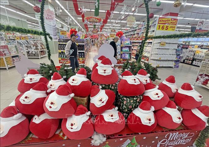Sản phẩm quà tặng Giáng sinh được bày bán tại Siêu thị Go! Long Biên. Ảnh: Trần Việt - TTXVN