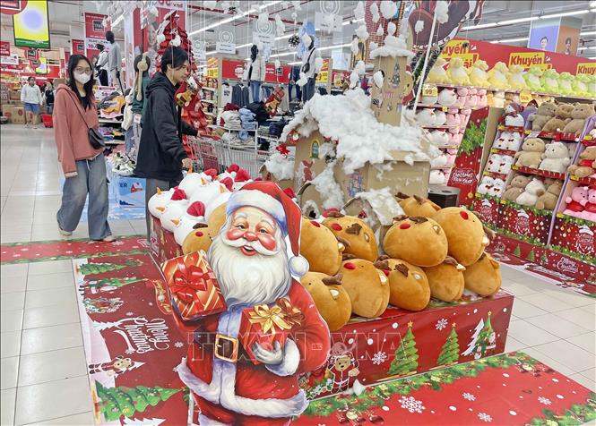Sản phẩm quà tặng Noel được bày bán tại siêu thị Go! Long Biên. Ảnh: Trần Việt - TTXVN