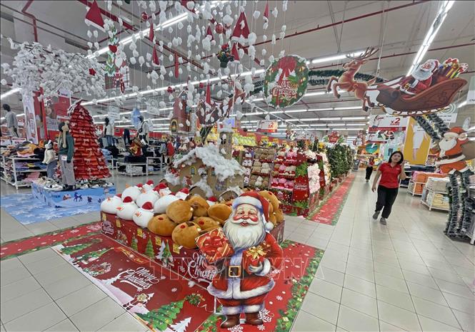 Nhiều sản phẩm trang hoàng cho lễ Noel được bày bán tại siêu thị Go! Long Biên. Ảnh: Trần Việt - TTXVN