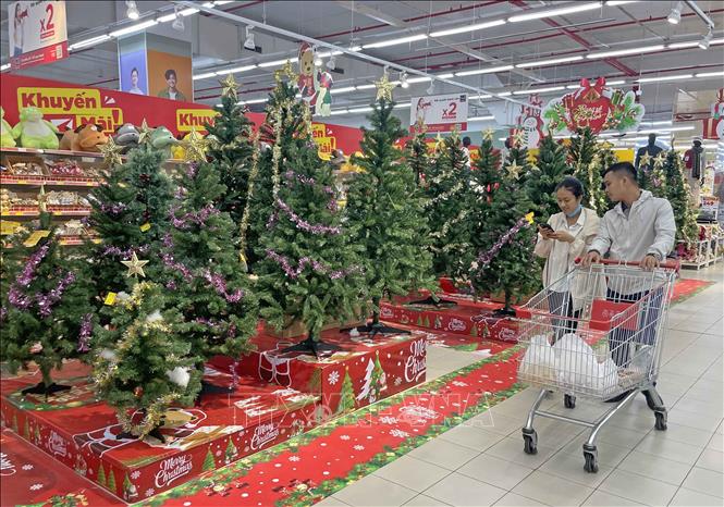 Khu bày bán sản phẩm trang hoàng cho lễ Giáng sinh tại siêu thị GO! Long Biên. Ảnh: Trần Việt - TTXVN