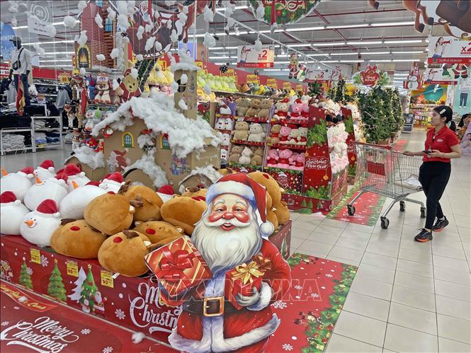Nhiều sản phẩm trang hoàng cho lễ Noel được bày bán tại siêu thị GO! Long Biên. Ảnh: Trần Việt - TTXVN