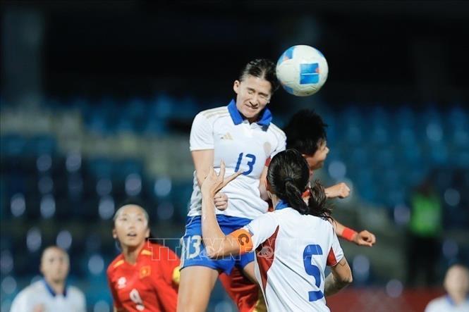 Vietnamese female players (in red) in a fighting for ball Philippine rivals. VNA Photo: Minh Quyết 