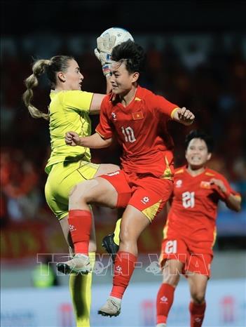 Thủ môn tuyển nữ Philippines Olivia McDaniel cản phá thành công pha lên bóng của các cầu thủ Việt Nam. Ảnh: Minh Quyết - PV TTXVN tại Thái Lan