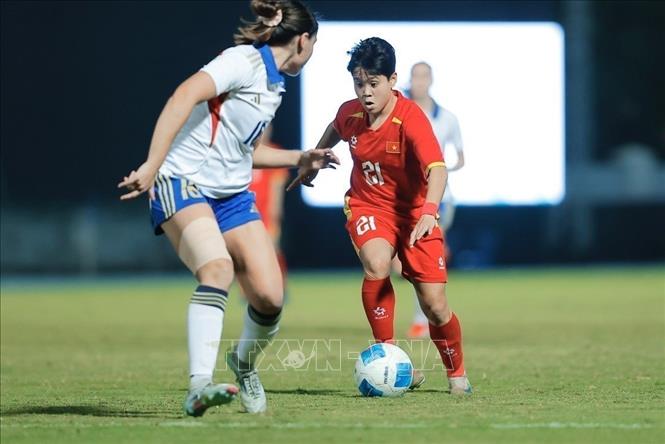 Vietnamese and Philippine players fight for the ball. VNA Photo: Minh Quyết 