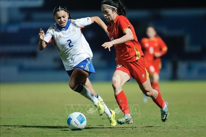 Vietnamese and Philippine players fight for the ball. VNA Photo: Minh Quyết 