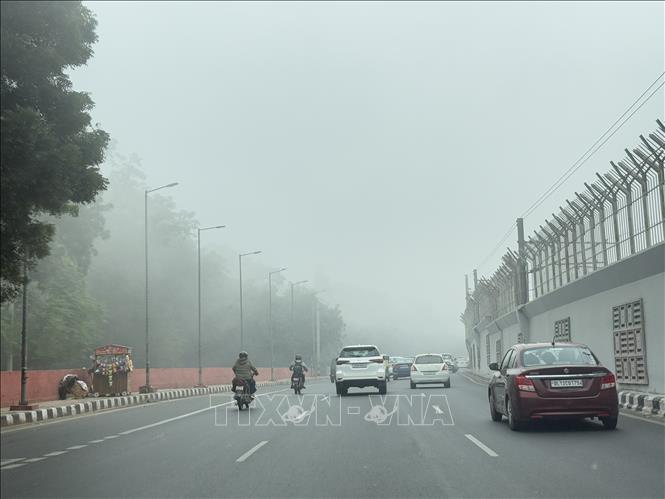 Ô nhiễm không khí vào buổi sáng ở thủ đô New Delhi, Ấn Độ. Ảnh: Ngọc Thúy - P/v TTXVN tại Ấn Độ