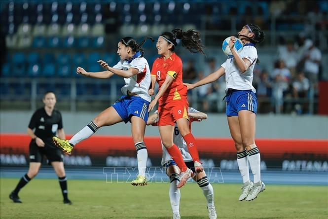 Pha tranh bóng quyết liệt giữa cầu thủ hai đội. Ảnh: Minh Quyết - PV TTXVN tại Thái Lan