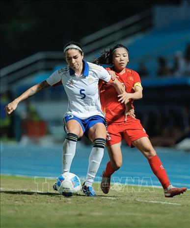 Huỳnh Như nỗ lực cản đường đi bóng của tuyển thủ Philippines trong trận đấu. Ảnh: Minh Quyết - PV TTXVN tại Thái Lan