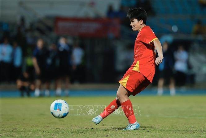 Trần Thị Thu dứt điểm không thành công quả sút luân lưu của tuyển nữ Việt Nam. Ảnh: Minh Quyết - PV TTXVN tại Thái Lan