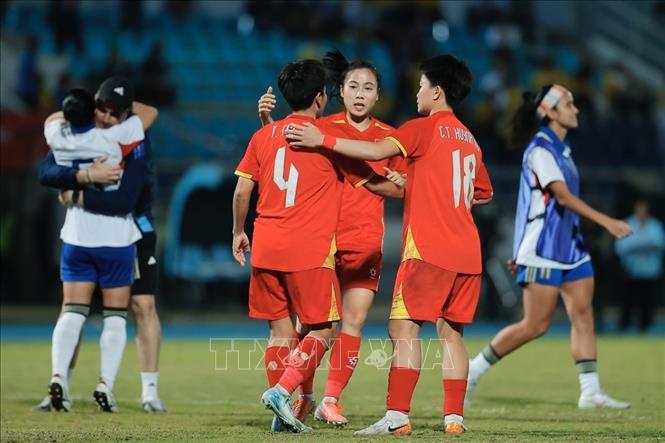 Sau khi bị từ chối bàn thắng hợp lệ trong hiệp 1, tuyển Việt Nam thua Philippines 5-6 trên loạt đá luân lưu trong trận chung kết Bóng đá nữ tại SEA Games 33. Ảnh: Minh Quyết - PV TTXVN tại Thái Lan