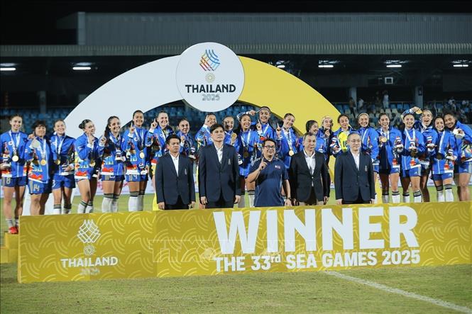 Tuyển nữ Philippines lần đầu tiên làm nên lịch sử khi giành HCV môn Bóng đá nữ tại SEA Games 33. Ảnh: Minh Quyết - PV TTXVN tại Thái Lan