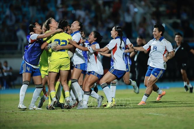 Tuyển nữ Philippines lần đầu tiên làm nên lịch sử khi giành HCV môn Bóng đá nữ tại SEA Games 33. Ảnh: Minh Quyết - PV TTXVN tại Thái Lan