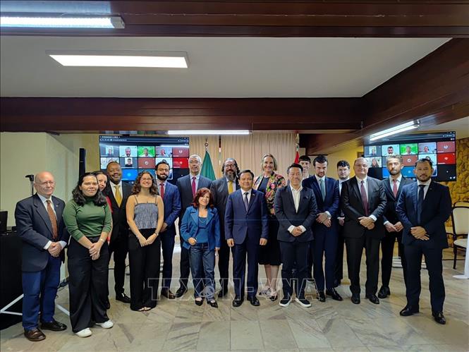 Các đại biểu chụp ảnh lưu niệm sau sự kiện. Ảnh: ĐSQ Việt Nam tại Brazil/TTXVN phát