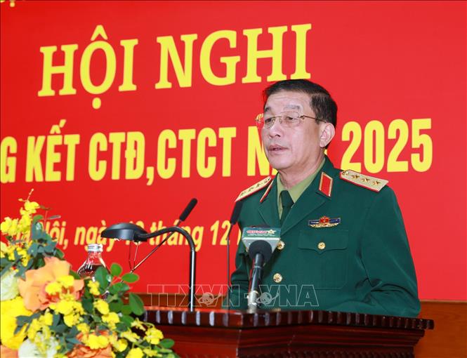 Thượng tướng Trương Thiên Tô, Phó Chủ nhiệm Tổng cục Chính trị QĐND Việt Nam trình bày báo cáo. Ảnh: Trọng Đức - TTXVN