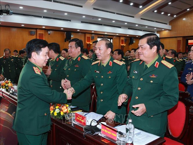 Trung tướng Đỗ Xuân Tụng, Phó Chủ nhiệm Tổng cục Chính trị QĐND Việt Nam với các đại biểu. Ảnh: Trọng Đức - TTXVN