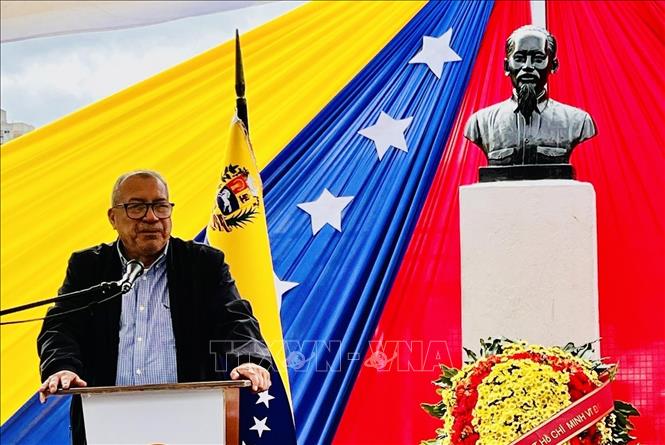 Ông Saúl Ortega, Chủ nhiệm Ủy ban Đối ngoại Quốc hội, Chủ tịch Nhóm Nghị sỹ Hữu nghị Venezuela – Việt Nam, phát biểu tại sự kiện. Ảnh: TTXVN phát