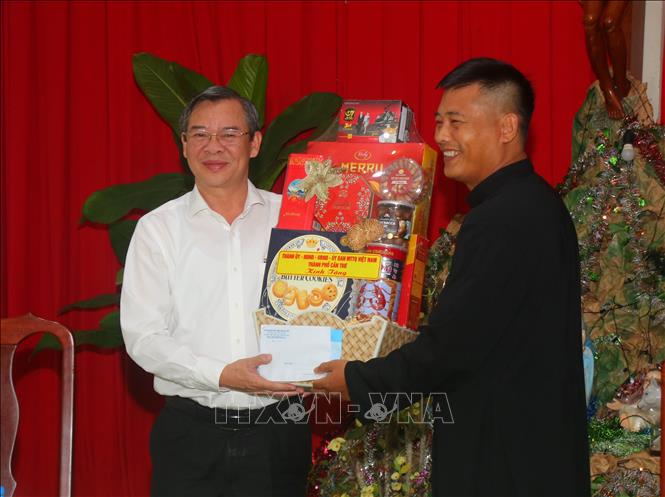 Ông Trương Cảnh Tuyên, Chủ tịch UBND thành phố Cần Thơ tặng quà giáo xứ Vị Tín, phường Vị Tân nhân dịp Giáng sinh 2025. Ảnh: Duy Khương – TTXVN