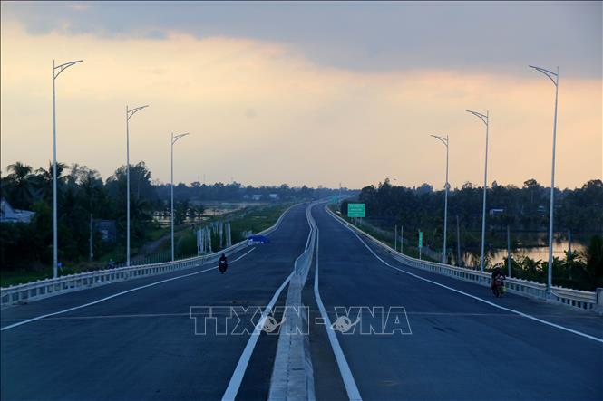 Tuyến chính Dự án đường bộ cao tốc Bắc - Nam phía Đông đoạn Cần Thơ - Cà Mau qua địa bàn xã Vị Thủy, thành phố Cần Thơ. Ảnh: Duy Khương – TTXVN