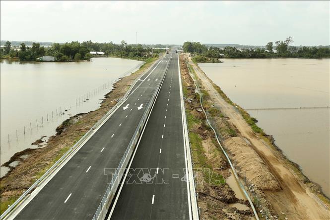 Tuyến chính Dự án đường bộ cao tốc Bắc - Nam phía Đông đoạn Cần Thơ - Cà Mau qua địa bàn xã Vĩnh Tường, thành phố Cần Thơ. Ảnh: Duy Khương – TTXVN