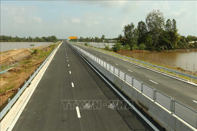 Tuyến chính Dự án đường bộ cao tốc Bắc - Nam phía Đông đoạn Cần Thơ - Cà Mau qua địa bàn xã Vĩnh Tường, thành phố Cần Thơ. Ảnh: Duy Khương – TTXVN