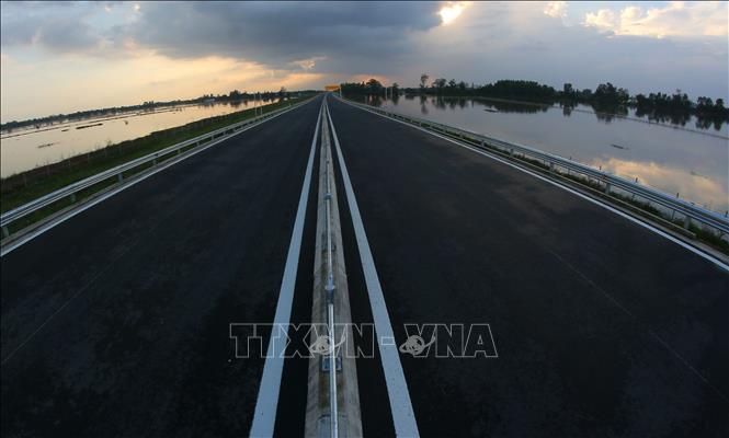 Tuyến chính Dự án đường bộ cao tốc Bắc - Nam phía Đông đoạn Cần Thơ - Cà Mau qua địa bàn xã Vị Thủy, thành phố Cần Thơ. Ảnh: Duy Khương – TTXVN