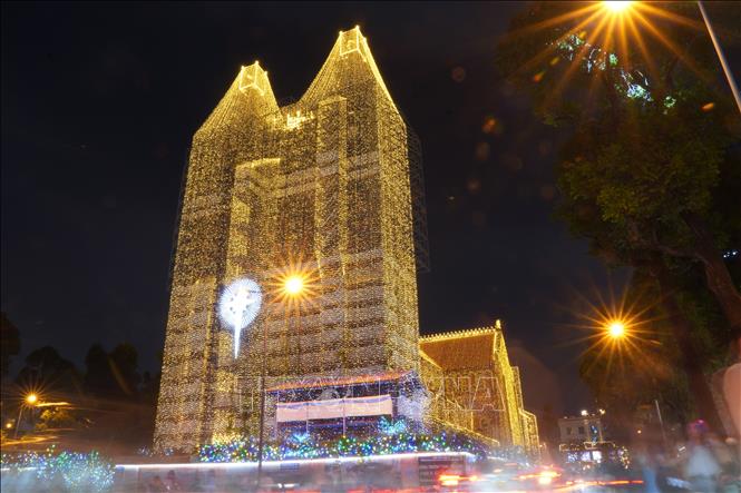Saigon Notre-Dame Cathedral in Ho Chi Minh City lights up with 1,000 km of LEDs for Christmas. VNA Photo