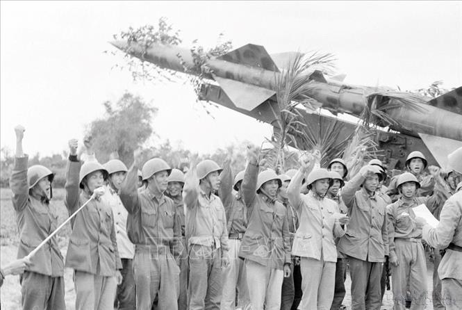 Tiểu đoàn 53, bộ đội tên lửa quyết tâm không ngừng nâng cao tinh thần cảnh giác, đập tan mọi âm mưu mới của đế quốc Mỹ. Ảnh: Vũ Tạo - TTXVN