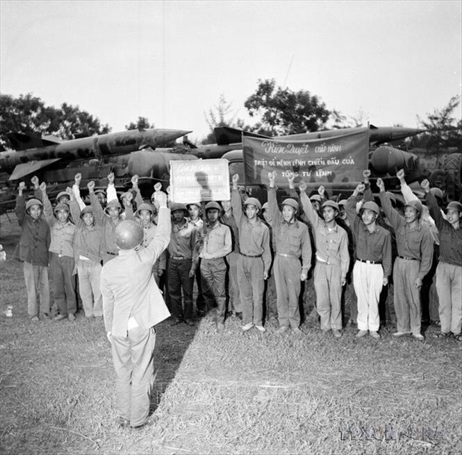 Triệt để chấp hành mệnh lệnh chiến đấu của Bộ Tổng tư lệnh, tiểu đoàn 77 bộ đội tên lửa hạ quyết tâm luôn nêu cao tinh thần cảnh giác sẵn sàng chiến đấu, bắn rơi máy bay Mỹ ngay từ quả đạn đầu tiên (1972). Ảnh: Hứa Kiểm - TTXVN