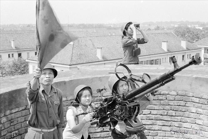 Tự vệ nhà máy dệt kim Đông Xuân ra sức luyện tập kỹ thuật. Đơn vị đã góp phần cùng quân dân Thủ đô bắn rơi 5 máy bay Mỹ trong ngày 16/4/1972. Ảnh: Trần Phác - TTXVN