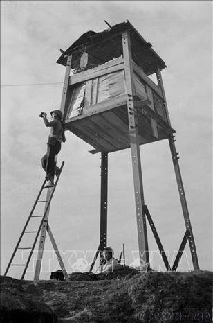 Trong những trận chiến đấu ác liệt với máy bay B52 của Mỹ, dân quân xã Giang Biên, huyện Gia Lâm (Hà Nội) luôn cảnh giác, tổ chức trạm cảnh giới phục vụ chiến đấu phòng không (1972). Ảnh: Ngọc Quán - TTXVN