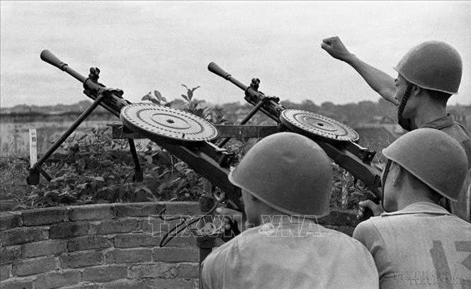 Tự vệ nhà máy bánh kẹo Hà Nội, bình tĩnh dũng cảm phối hợp chặt chẽ với các đơn vị bộ đội cao xạ bắn rơi nhiều máy bay Mỹ. Ảnh: Minh Lộc - TTXVN