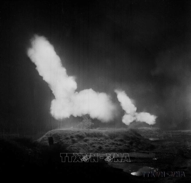 Tự vệ khu phố B Hà Nội nổ súng quyết liệt đánh trả máy bay B.52 của giặc Mỹ đến gây tội ác ở Thủ đô đêm 20 rạng 21/12/1972. Ảnh: Thế Trung - TTXVN