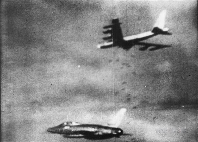 Hình ảnh máy bay B-52 ném bom xuống thành phố, làng quê miền Bắc Việt Nam. Ảnh: Tư liệu TTXVN