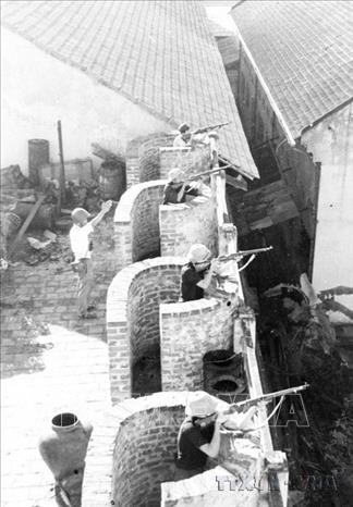 Tự vệ Nhà máy X Hà Nội nhanh chóng chiếm lĩnh vị trí chiến đấu mỗi khi có báo động để bảo vệ Nhà máy, bảo vệ Thủ đô. Ảnh: Trần Sinh/TTXVN phát