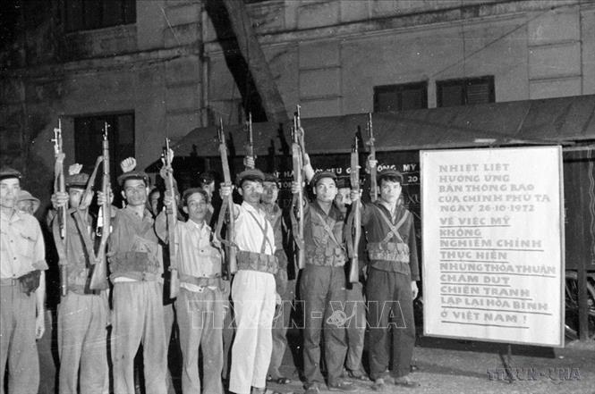 Các chiến sĩ tự vệ nhà máy Y (Hà Nội) mít tinh hưởng ứng tuyên bố của Chính phủ ngày 26/10/1972, quyết tâm đánh thắng hoàn toàn giặc Mỹ. Ảnh: Ngọc Quán - TTXVN