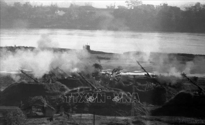 Trận địa pháo cao xạ Hà Nội bảo vệ cầu Long Biên nhả đạn vào máy bay Mỹ. Ảnh: Minh Lộc - TTXVN